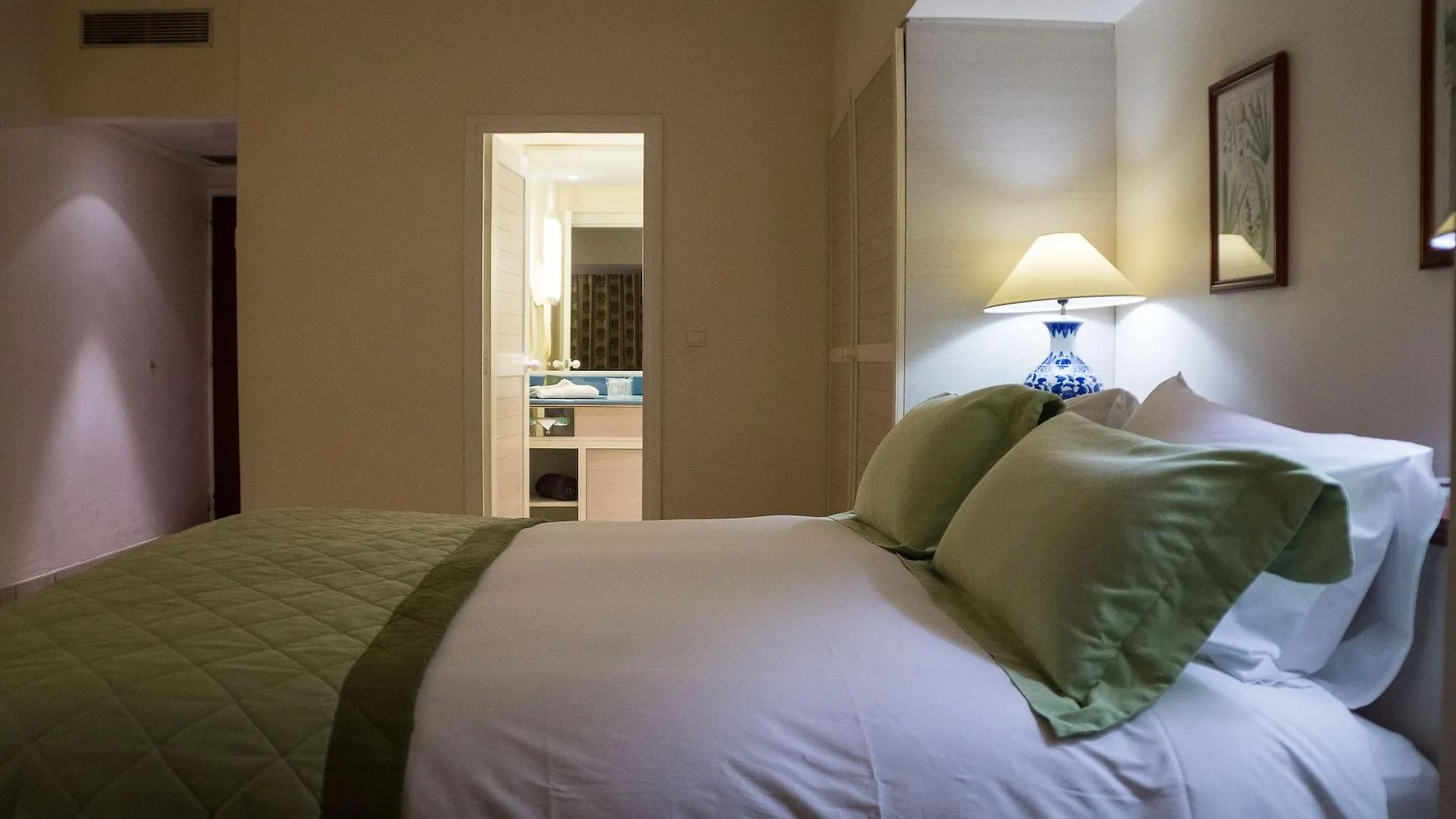 Hotel Auberge De La Vieille Tour Le Gosier  4*, Le Gosier (Grande-Terre)